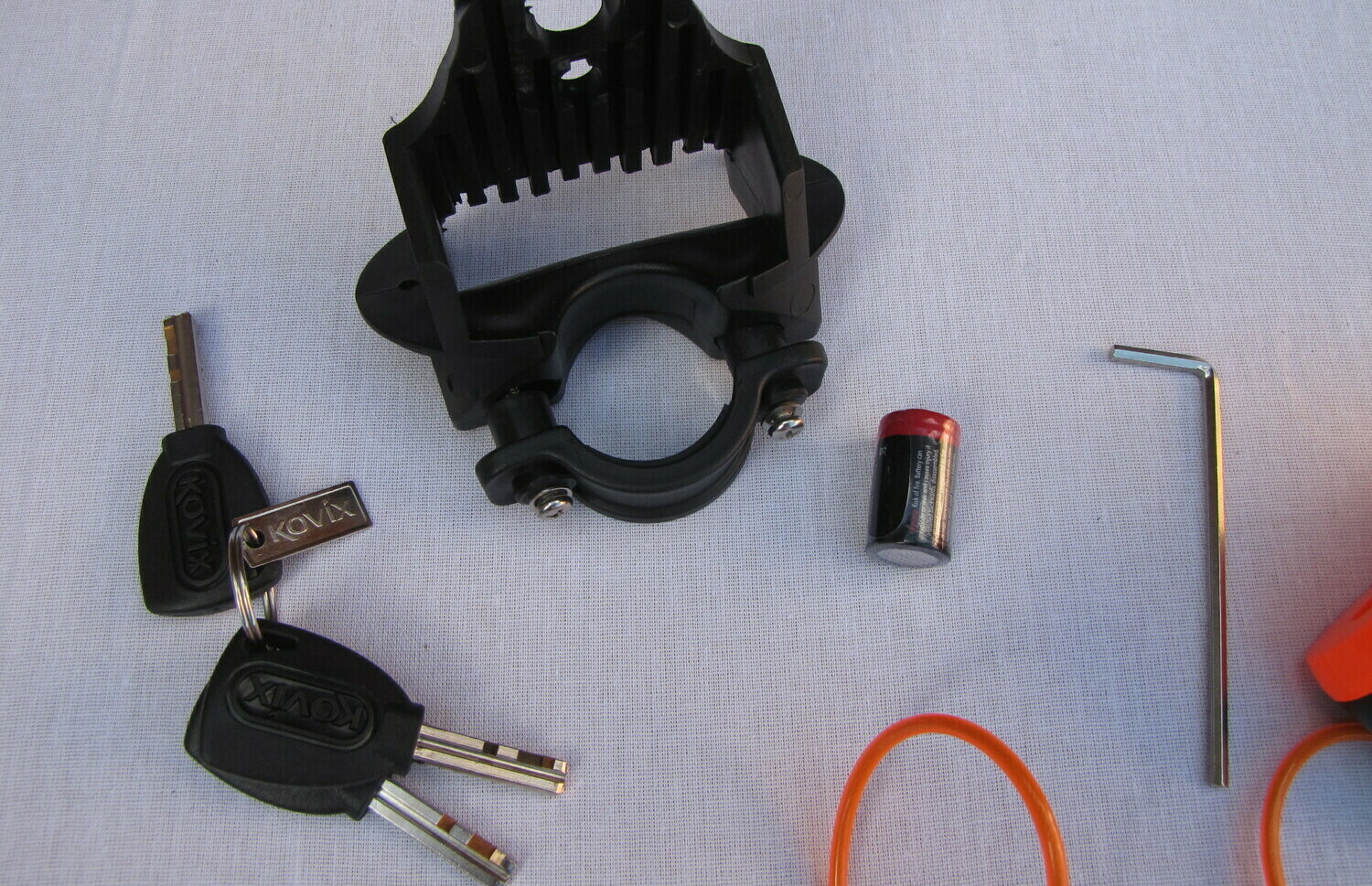 замок крепится к корпусу мотоцикла на специальный кронштейн замок для мотоцикла Kovix