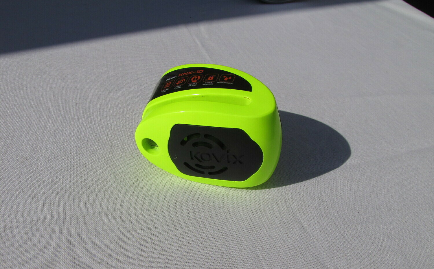 небольшой замок выполняет двойную функцию - механически блокирует мотоцикл и включает сирену сигнализация для мотоцикла