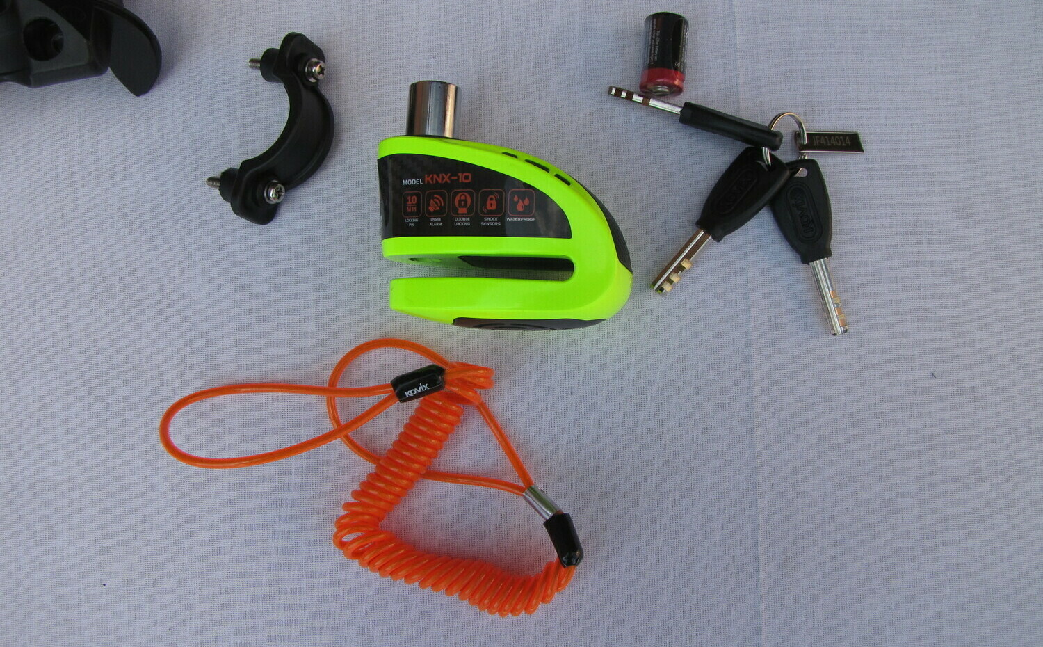 чувствительный датчик сигнализации поднимет тревогу, а замок не заст укатить мотоцикл надежная защита мотоцикла от кражи