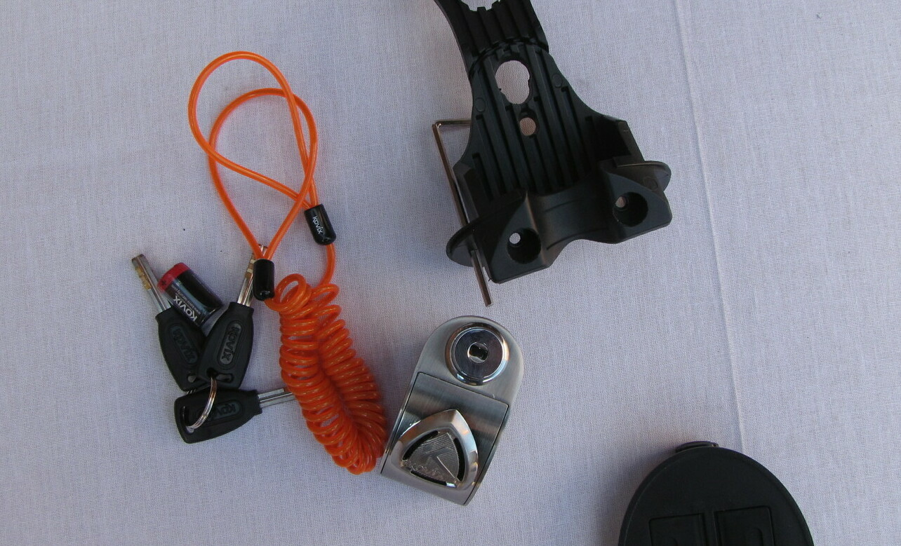 замок с сигнализацией, сервисный ключ, батарейка, ключи, кронштейн крепления комплект защиты мотоцикла от угона